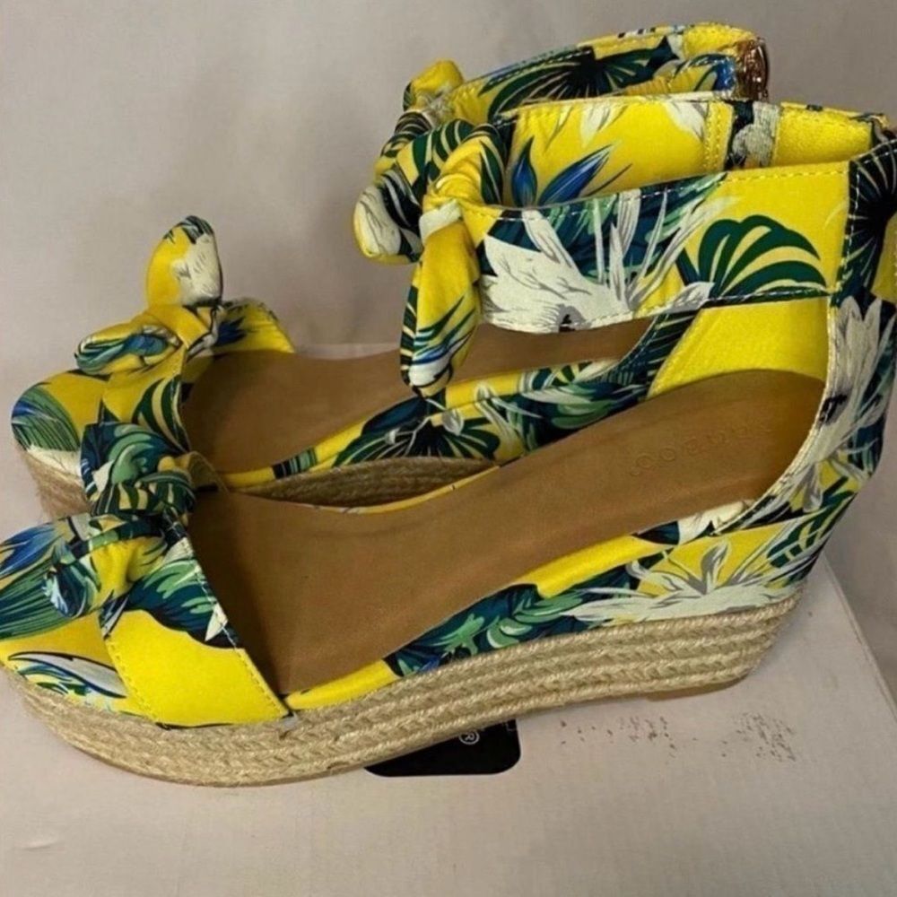 Floral Wedges Size 8 - Picture 2 of 7